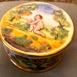 Trinket/powder box. Italy. Colorful porcelain.